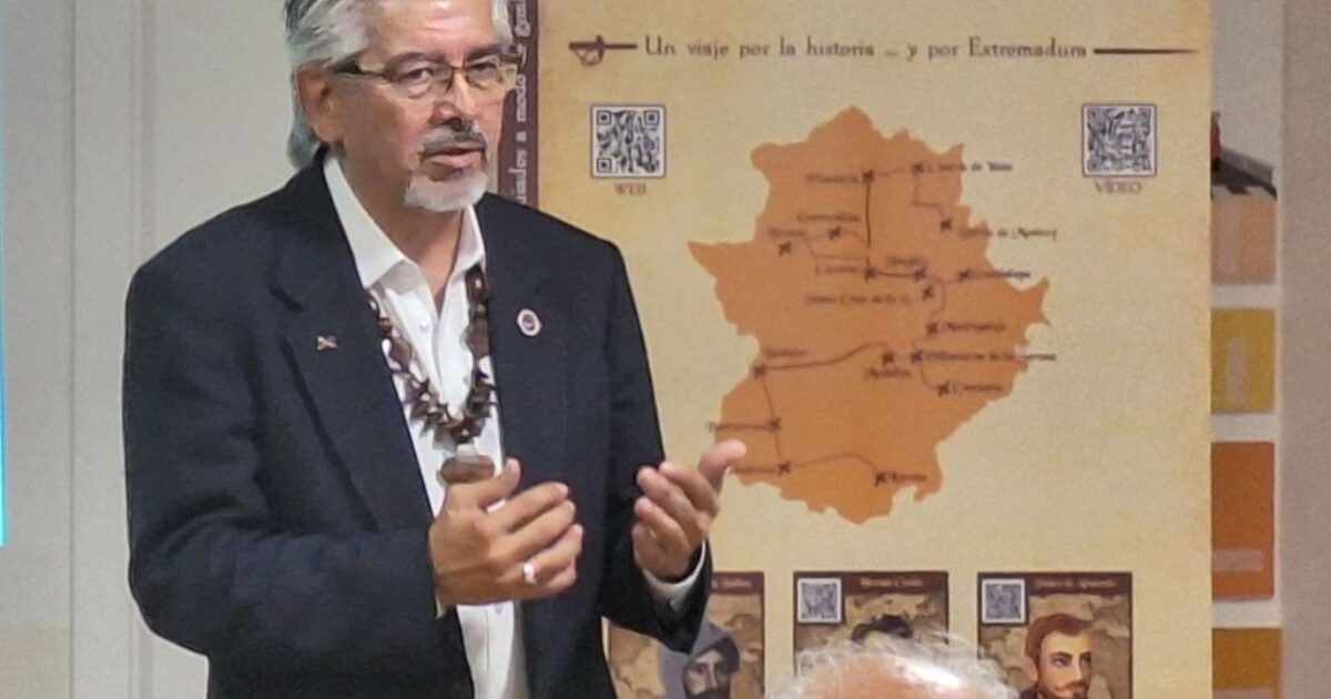 Speaker presenting historical information about Extremadura, with a map and visuals in the background.